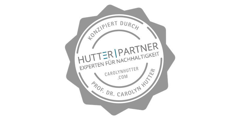Graues Logo mit der Aufschrift: Konzipiert durch Hutter Partner, Experten für Nachhaltigkeit, carolynhutter.com, Prof. Dr. Carolyn Hutter.